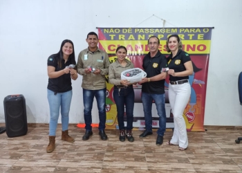 Doação de refletores de bicicleta na sede do STTRANS